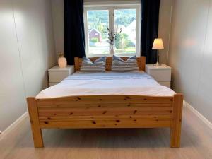 欧坎哥Private house in Orkanger, 40 minutes from Trondheim的一间卧室设有一张大木床和窗户