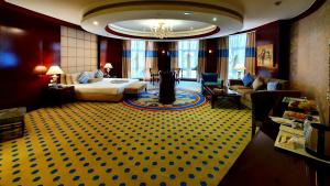 开罗Jewel Sport City and Aqua Park的酒店客房设有床和客厅。