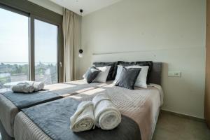 马斯蒂查里Aegean Sunset Villas的一间卧室配有一张大床和毛巾