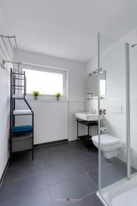 奥尔本尼兹Wasserhaus Klabautermann的带淋浴、卫生间和盥洗盆的浴室