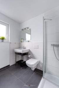 奥尔本尼兹Wasserhaus Klabautermann的白色的浴室设有水槽和卫生间。