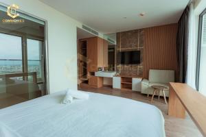 绥和市Apec Mandala Condotel Sea View Comhomes Phú Yên的酒店客房设有一张床,享有浴室的景色