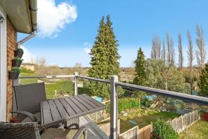 Leek WoottonThe Stylish Warwick Abode - Balcony - Garden的阳台配有木桌和树