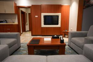 吉达فندق قصر توبال للشقق المخدومة的客厅配有两张沙发和一台电视机