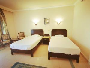 艾因苏赫纳Regina Resort El Sokhna的一间酒店客房内设有两张床的房间