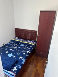 迪拜Decent Holiday Homes & Hostels near Burjuman Metro Station的一间卧室配有一张床和一扇木门