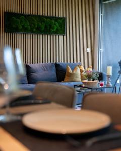 FritzensSonnige Gartenwohnung的客厅配有蓝色的沙发和桌子