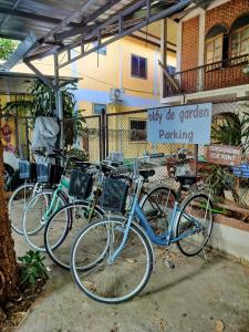 清迈奥尔迪花园公寓的停在停车标志前的一组自行车