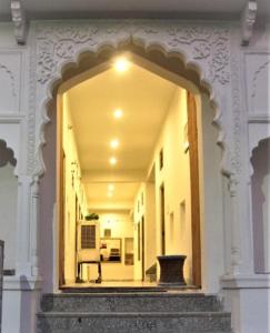 布什格尔Pushkar Guest House的大楼的走廊,带大镜子