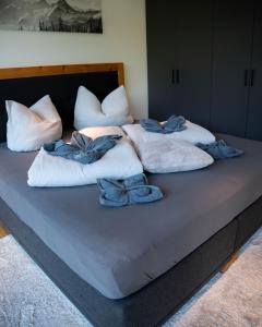 FritzensSonnige Gartenwohnung的一张大床,上面有白色枕头