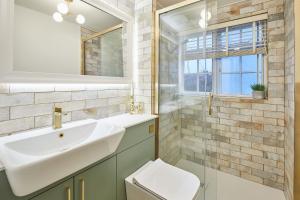 亚姆Host & Stay - Bentley Wynd的一间带水槽、卫生间和镜子的浴室