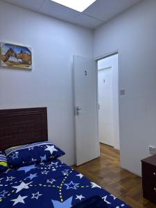 迪拜Decent Holiday Homes & Hostels near Burjuman Metro Station的一间卧室,床上有星星床