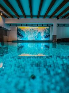 波兹南Andersia Hotel & Spa Poznan, a member of Radisson Individuals的墙上画画的游泳池