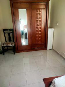 开罗Private Room with private bathroom in a cozy Apt. And shared area的一间设有木门和椅子的房间