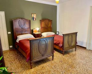 威尼斯Lions Venice Guest house的两张床位 - 带两张西德西德西德西德床