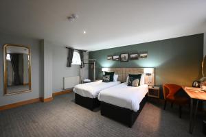 德比Crewe & Harpur, Derby by Marston's Inns的酒店客房配有两张床和一张书桌