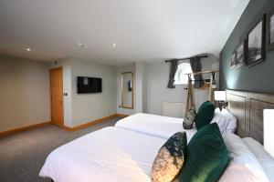 德比Crewe & Harpur, Derby by Marston's Inns的一间卧室配有两张床和一台平面电视