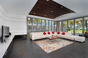 岘港Deluxe Beach Villas by Danatrip的客厅配有白色家具和红色枕头。
