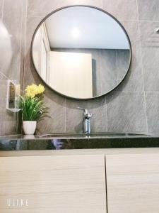 下龙湾YLY HOUSE的浴室设有水槽和墙上的镜子