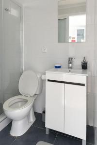 丰沙尔Casa do Mar的白色的浴室设有卫生间和水槽。
