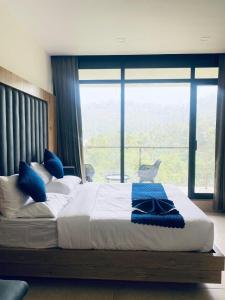瓦亚纳德Mount view by farstay的一间卧室设有一张大床和大窗户