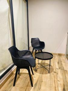 瓦亚纳德Mount view by farstay的窗前的两把椅子和一张桌子