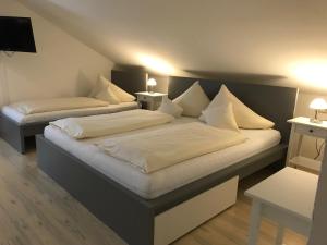 奥贝拉欣格Abendruhe Hotel - kontaktloser Check In的一间卧室配有两张带白色枕头的床