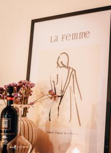 PlanitéronMountain Hotels "Aroanides"的一张带一瓶葡萄酒的女人的照片
