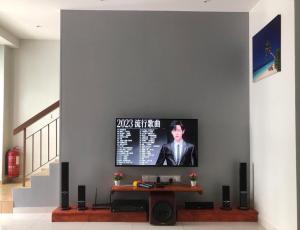邦咯L23 ,88 Resort Villa House的客厅设有壁挂式平面电视。