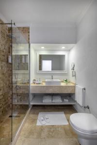 博德鲁姆Holiday Inn Resort Bodrum, an IHG Hotel- Ultra All Inclusive的浴室配有卫生间、盥洗盆和淋浴。