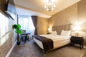 波亚纳布拉索夫Torres Poiana的酒店客房设有一张大床和一张书桌。