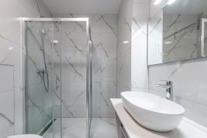 杜布罗夫尼克Lupo Gravosa FREE PARKING的带淋浴和盥洗盆的白色浴室