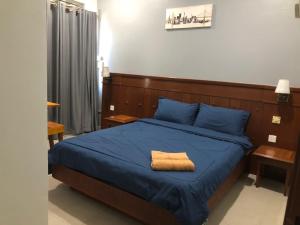 邦咯L23 ,88 Resort Villa House的一间卧室配有一张蓝色的床和木制床头板