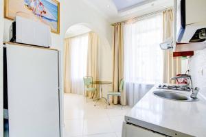 敖德萨Apartments De-Ribas的厨房配有冰箱和桌子