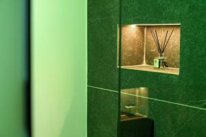 斯基亚索斯镇Skia, Premium Key Collection的绿色浴室设有镜子和绿色的墙壁
