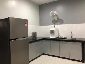 邦咯L23 ,88 Resort Villa House的厨房配有带冰箱和水槽的台面
