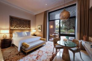 马拉喀什马拉喀什四季酒店的一间卧室设有一张床和一个大窗户