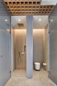 托尔巴托尔巴航行酒店的浴室配有淋浴和卫生间。
