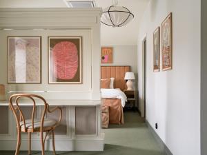 哈尔姆斯塔德Elite Hotel Mårtenson的一间卧室配有椅子和一张床