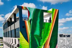 迈阿密Moxy Miami Wynwood的飞机外墙色彩缤纷的建筑