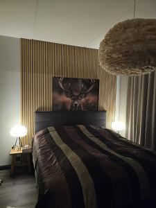列维LuxLapland Cranberry Levi的卧室配有一张带鹿头的墙壁床。