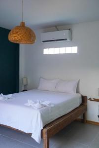 高龙撒冷岛House Bok Bowie的卧室配有白色的床和风扇