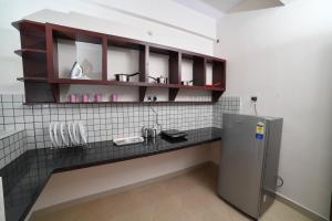 特里凡得琅Indeevaram Residency的厨房配有柜台和冰箱。