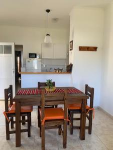 科隆Complejo Rincon del Uruguai的餐桌、椅子和厨房