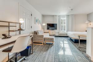 阿林顿达拉斯阿灵顿北万豪广场套房酒店的酒店客房,配有床和沙发