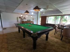 NarailChitraResort的台球室,带绿色台球桌