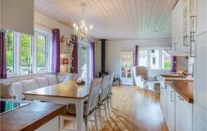 SundsandvikCozy Home In Uddevalla With House A Panoramic View的厨房以及带桌椅的起居室。