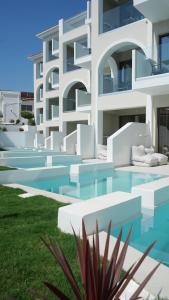 阿凯松Diana Palace Hotel Zakynthos的一座带游泳池的大型白色建筑