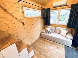 GrabceTiny House Village (850m od Suntago)的一间小房子里配有沙发的房间