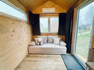 GrabceTiny House Village (850m od Suntago)的窗户角落的沙发